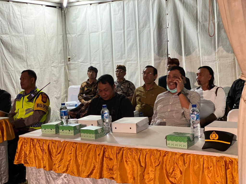 Perbekel Petang Menghadiri Acara Bazar UMKM Serta Pertunjukan Musik, Di Lapangan Umum Petang